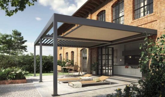 Terrassenüberdachung über einer Terrasse an einem Bachsteinhaus